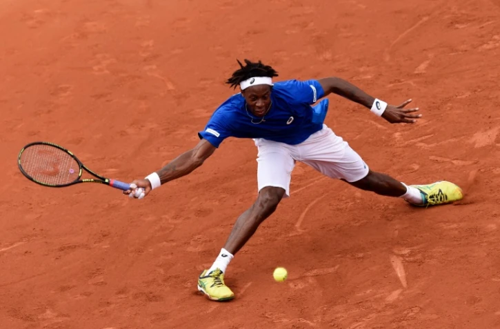 Gaël Monfils face au Canadien Frank Dancevic au 1er tour de la Coupe Davis à Baie-Mahault en Guadeloupe, le 4 mars 2016