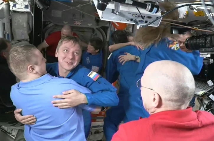 Le cosmonaute russe Kirill Peskov congratule les astronautes bloqués à bord de la Station spatiale internationale (ISS) après son arrivée à bord le 16 mars 2025
