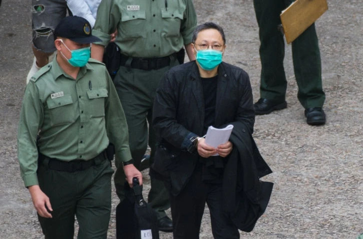 Le militant pro-démocratie Benny Tai (d) arrive au tribunal de Kowloon, le 2 mars 2021 à Hong Kong