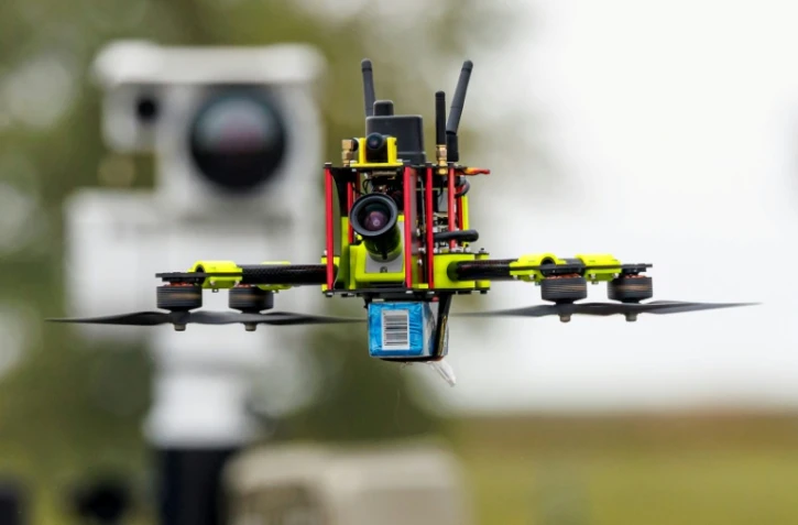Un drone "chasseur" devant une unité de capteurs mobiles pour la détection de drones au Centre national de test pour les systèmes aériens sans pilote du Centre aérospatial allemand (DLR), lors d'une présentation du programme "Custodian" à Cochstedt, en Allemagne, le 8 octobre 2025