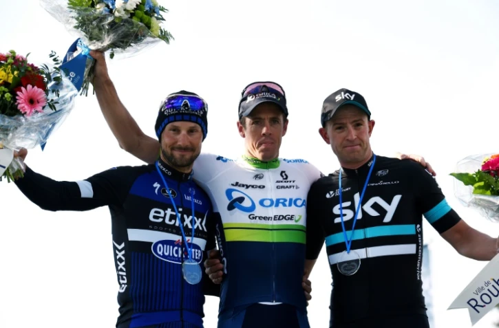 Le podium de Paris-Roubaix avec l'Australien Mathew Hayman (c), le Belge Tom Booenen (g), et le Britannique Ian Stannard, le 10 avril 2016