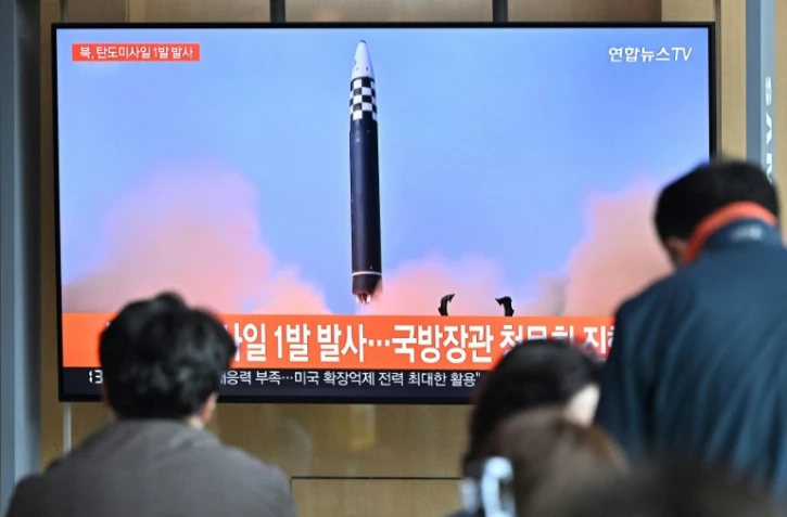Des images d'un tir de missile nord-coréen diffusées sur un écran dans une gare de Séoul, le 4mai 2022 en Corée du Sud