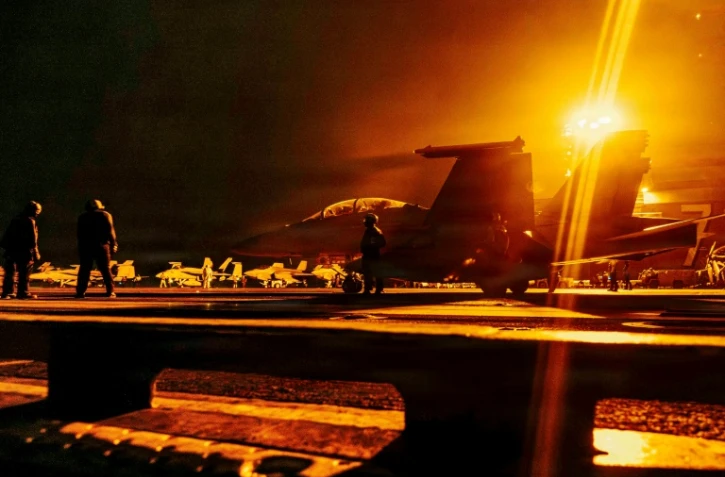 Photo diffusée le 2 septembre 2026 par la marine américaine montrant des avions militaires sur le porte-avion George Washington se préparant à décoller, le 29 août 2026