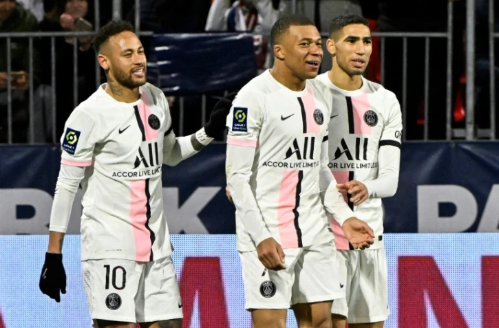 La joie des attaquants du Paris Saint-Germain, le Brésilien Neymar et Kylian Mbappé, au côté du défenseur marocain Achraf Hakimi, après avoir chacun marqué un triplé contre Clermont, battu 6-1, lors de la 31e journée de Ligue 1, le 9 avril 2022 au Stade Gabriel-Montpied