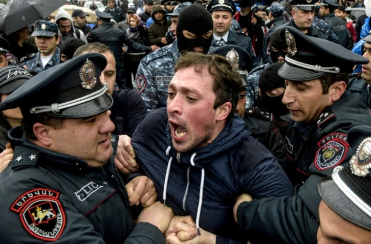 Des policiers arméniniens arrête un manifestant de l'opposition à Erevan, le 21 avril 2018
