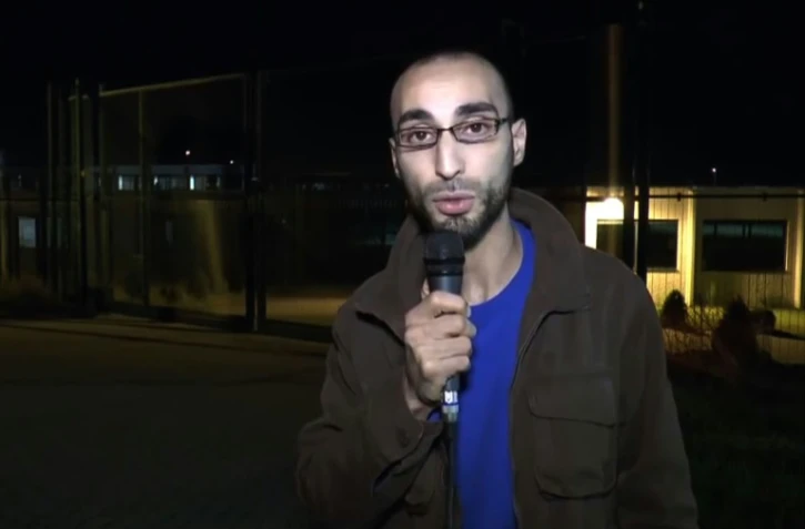 Capture d'une vidéo postée sur YouTube en 2014 montrant Fayçal Cheffou, se présentant comme journaliste indépendant, inculpé dans l'enquête sur les attentats de Bruxelles.