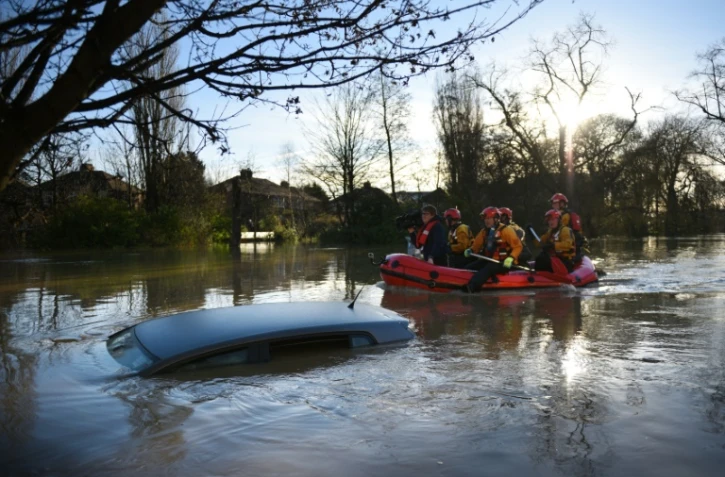 Les services de secours rament sur Huntington road, à York dans le nord de l'Angleterre, le 27 décembre 2015
