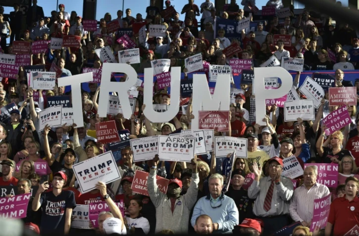 Des supporteurs républicains saluent l'arrivée de leur  candidat Donald Trump, à Raleigh, 7 novembre 2016