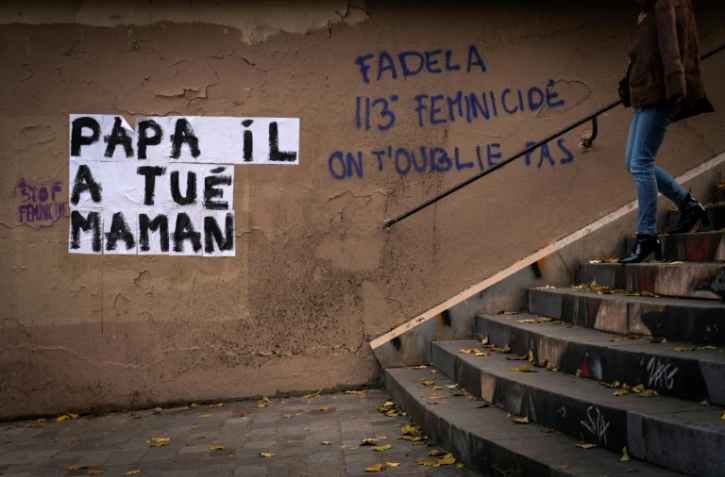 Une banderole "Papa a tué maman" collée sur un mur contre les violences faites aux femmes, le 25 novembre 2019 à Paris