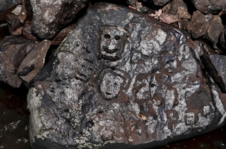 Des gravures rupestres anciennes réapparues sur le site de Praia das Lajes en raison de la sécheresse, le 21 octobre 2023 sur les rives du fleuve Negro à Manaus, dans le nord du Brésil