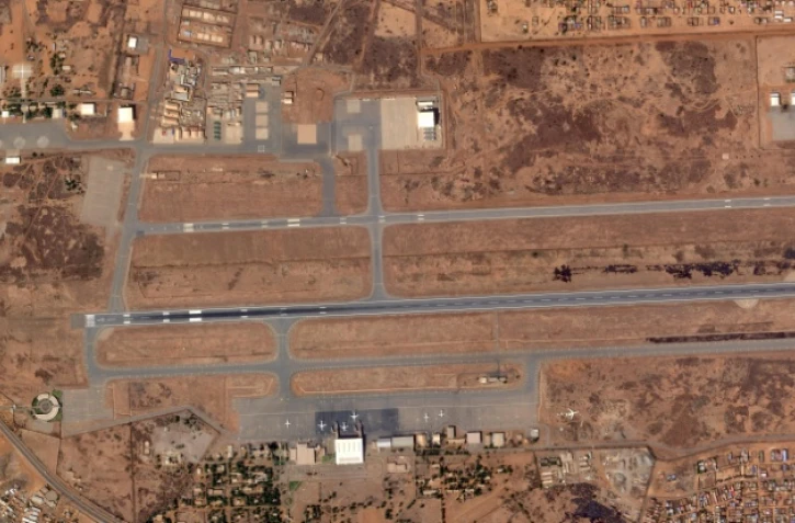 Image satellite de l'aéroport de Niamey prise le 29 janvier 2026 par Planet Labs PBC après une attaque la veille