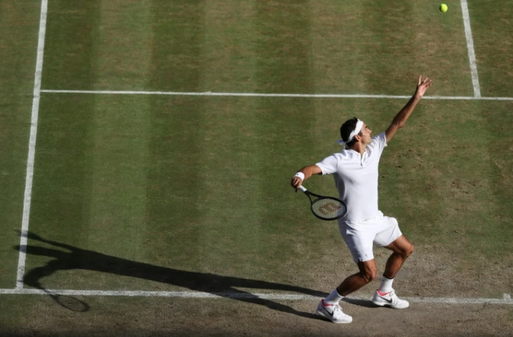 Le Suisse Roger Federer au service face au Canadien Milos Raonic, le 12 juillet 2017 à Wimbledon
