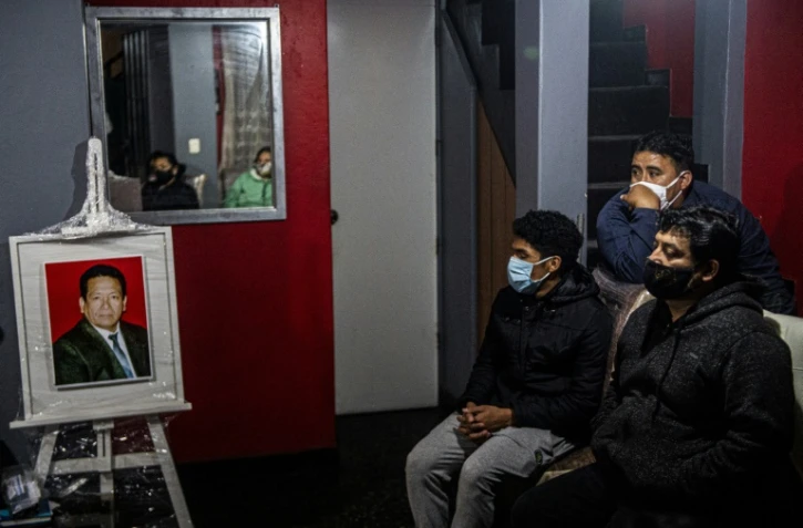 Les membres de la famille Diaz assistent à une messe en ligne à la mémoire de leur père Cecilio Diaz mort du coronavirus il y a un mois, le 11 août 2020 à Chorrillos, au sud de Lima, au Pérou