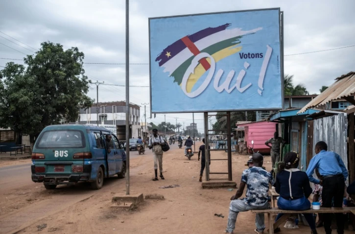 Un panneau électoral pressant les électeurs de voter "oui" au référendum sur un changement de la Constitution, à Bangui le 25 jullet 2023