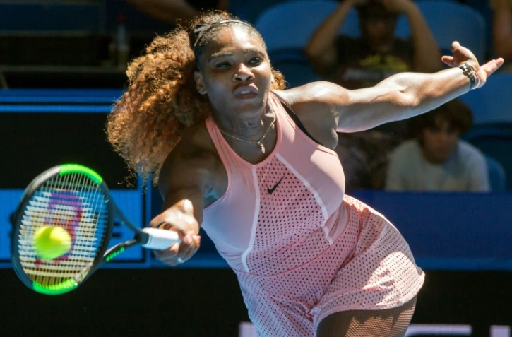 L'América Serena Williams bat la Grecque Maria Sakkari lors de sa rentrée à la Hopman Cup le 31 décembre 2018