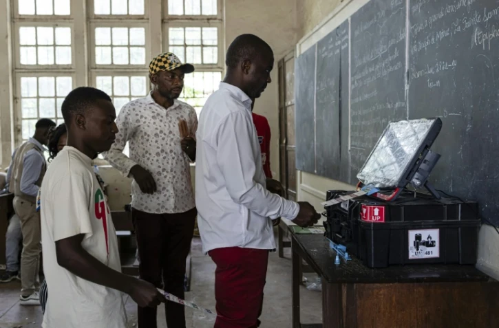 Les élections prolongées jeudi après une première journée chaotique