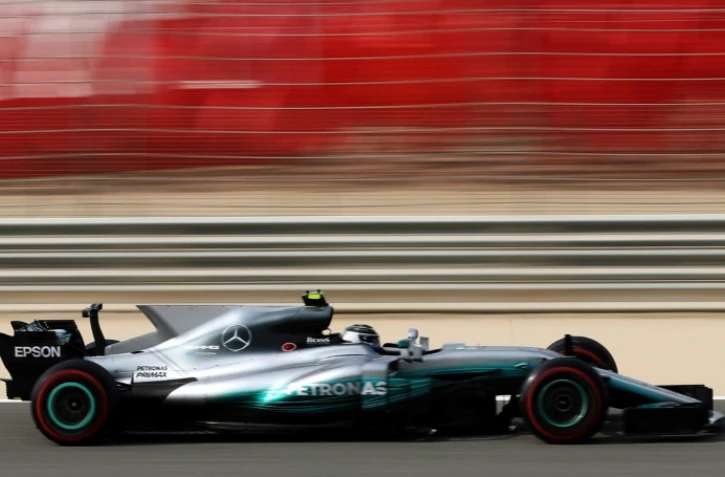 Le Finlandais Valtteri Bottas au volant de sa Mercedes lors des qualifications pour le GP de Bahreïn sur le circuit de Sakhir, le 15 avril 2017