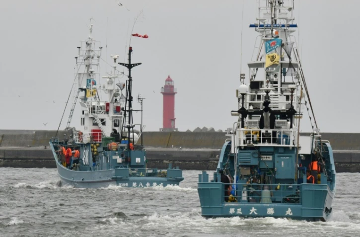 Des navires baleiniers quittent le port de Kushiro pour la reprise de la chasse commerciale de la baleine, le 1er juillet 2019 au Japon