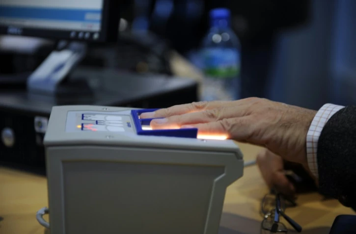 Un voyageur se fait scanner ses empreintes digitales par la douane française, le 19 octobre 2009 à l'aéroport Roissy-Charles de Gaulle près de Paris 
