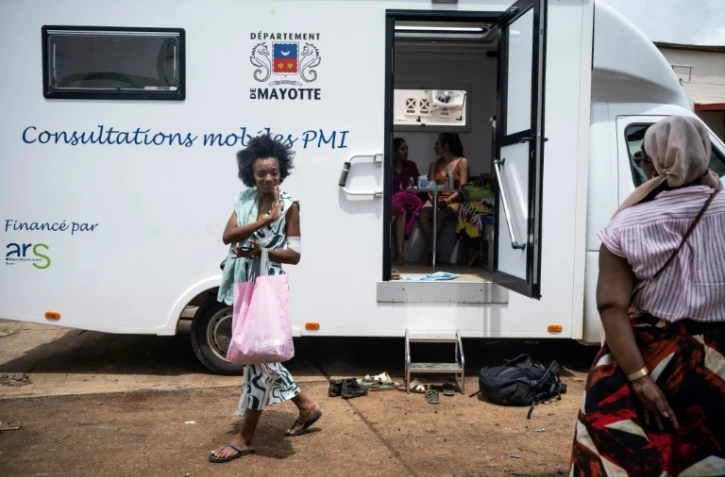 Une femme sort de sa consultation médicale dans le camion mobile de la PMI (Protection maternelle et infantile) dans le quartier de Cavani Sud, à l'est de Mayotte, le 2 janvier 2025