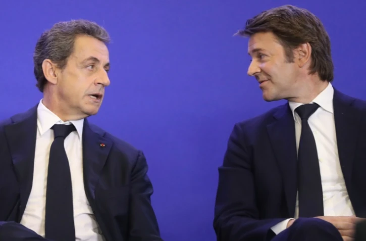 François Baroin (d) et Nicolas Sarkozy, assistent à une réunion de l'Association des maire de France à Paris, le 1er juin 2016