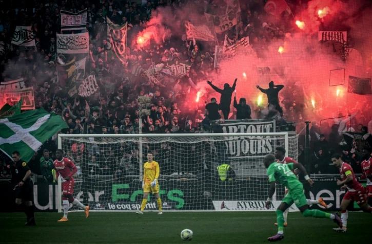 Des supporters de Saint-Etienne allument des fumigènes lors du match de L1 contre Monaco le 23 avril 2022 à Geoffroy-Guichard