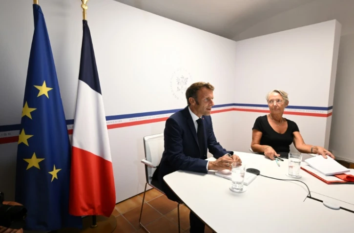 Le président français Emmanuel Macron (G) et la Première ministre Elisabeth Borne au Fort de Bregançon le 18 août 2022