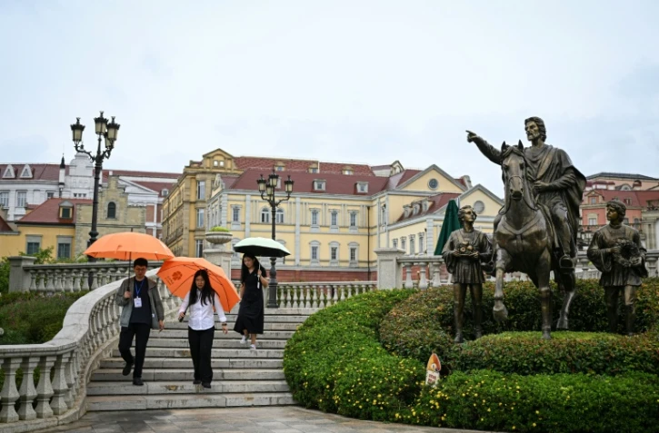 Des employés sortent du centre de données de l'entreprise technologique chinoise Huawei, conçu sur le thème de l'Europe, dans la nouvelle zone de Guian, à Guiyang, dans la province du Guizhou, le 24 juillet 2026 dans le sud-ouest de la Chine