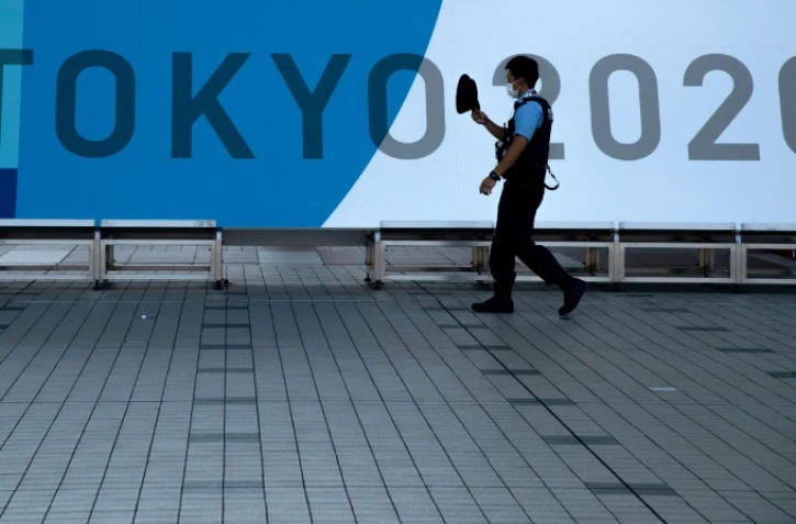 Un policier dans le centre international des expositions à Tokyo, à la veille de l'ouverture des Jeux olympiques 2020, qui seront soumis à des mesures sanitaires drastiques