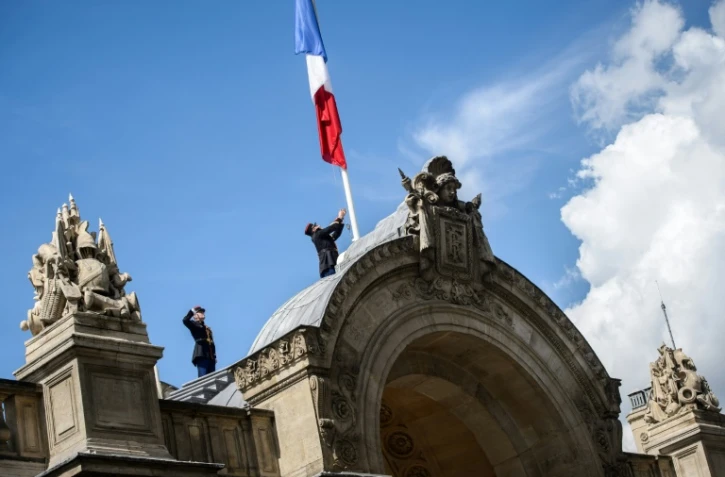 La mise en berne du drapeau national de l'Elysée, le 15 juillet 2016