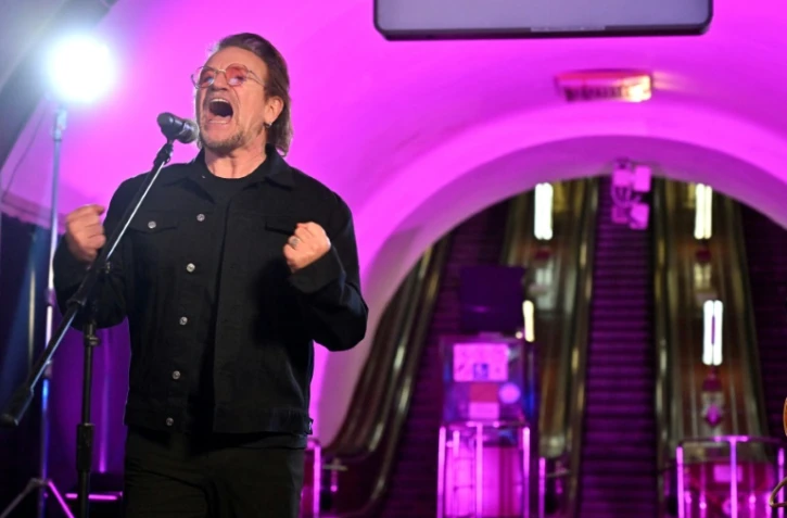La rock star Bono, leader du groupe U2, chante dans le métro de Kiev le 8 mai 2022