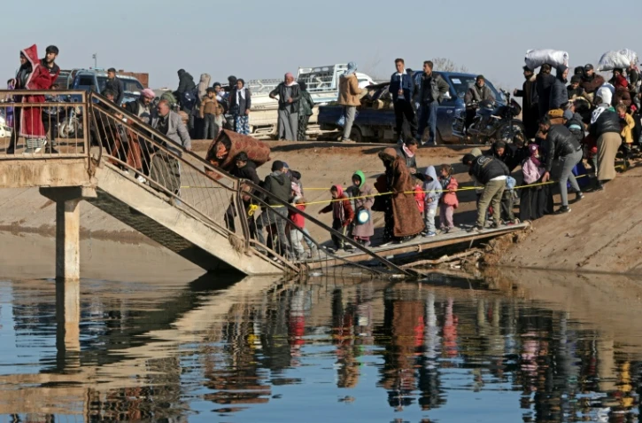 Des civils fuient une zone de la Syrie à l'est d'Alep le 15 janvier 2026