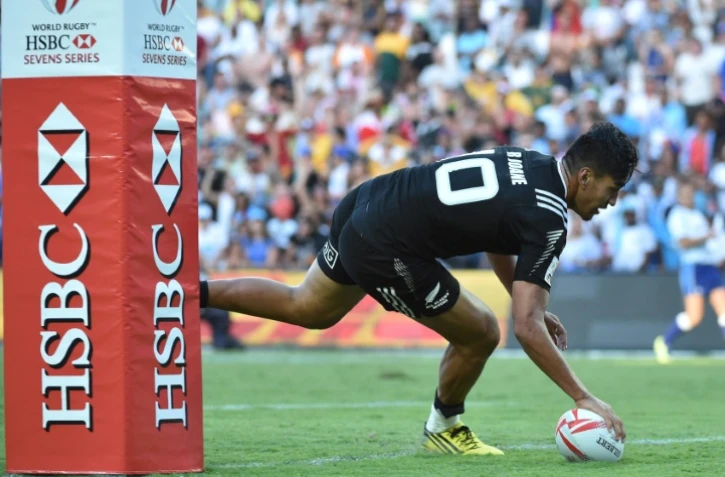 Le néo-zélandais Rieko Ioane marque un essai face à l'Australie lors de la finale du circuit mondial à Sydney, le 7 février 2016