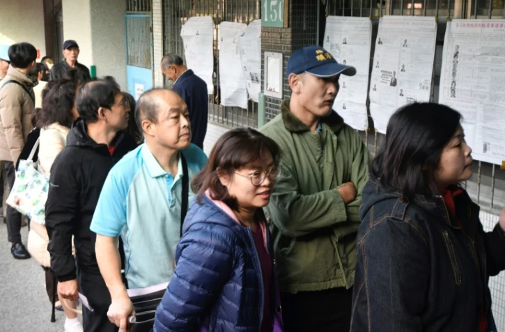 Des Taïwanais font la queue pour aller voter à l'occasion de l'élection présidentielle de cette île de 23 millions d'habitants samedi 11 janvier.