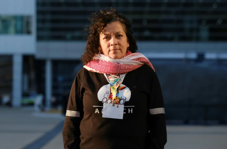 La récupératrice de déchets à Santiago du Chili, Maria Soledad Mella Vidal, lors d'une interview avec l'AFP devant le centre de convention où se tiennent des négociations internationales sur la pollution plastique, le 28 novembre 2024 à Busan, en Corée du Sud