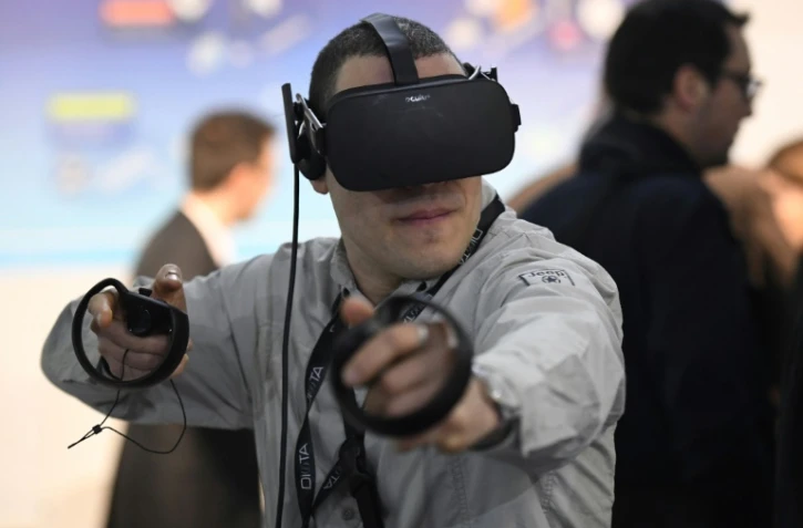 Un visiteur du salon "Laval Virtual", le 22 mars 2017 à Laval en Mayenne