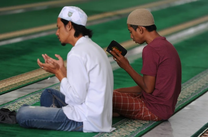 Des musulmans prient dans la Grande Mosquée Baiturrahman, a Banda Aceh en Indonésie, le 27 mai 2017, premier jour du mois sacré de jeune et de prières du ramadan