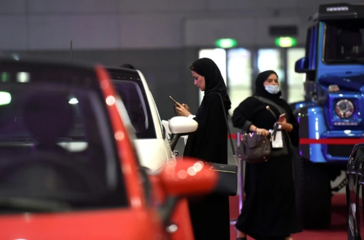 Des Saoudiennes examinent des voitures le 13 mai 2018 à Ryad lors d'un salon automobile qui leur est consacré