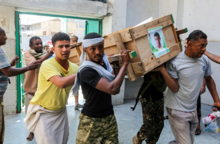 Des hommes portent un cercueil dans la ville portuaire de Hodeida, au Yémen, le 10 décembre 2018