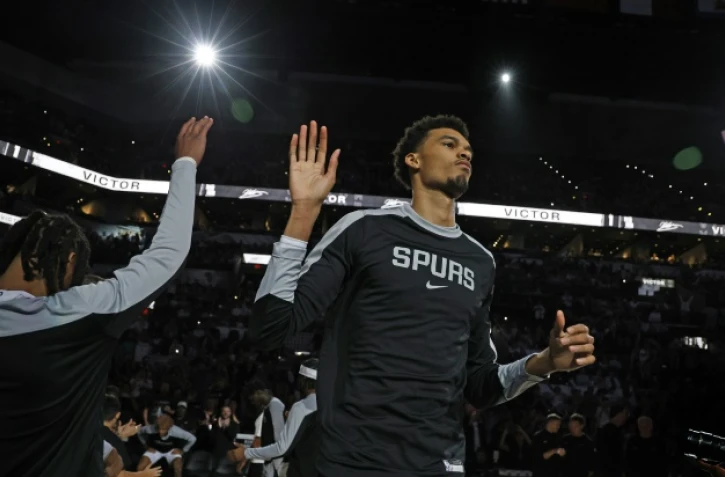 Le Français Victor Wembanyama des San Antonio Spurs est présenté avant le début du match de NBA contre les Houston Rockets, à San Antonio, le 26 octobre 2024