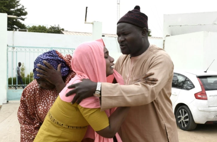 Des membres d'une famille se consolent devant l'hôpital Mame Abdoul Aziz Sy Dabakh où ont péri 11 nouveaux-nés dans un incendie, le 26 mai 2022 à Tivaouane, au Sénégal



Devant l'hôpital Mame Abdou Aziz Sy Dabakh, 