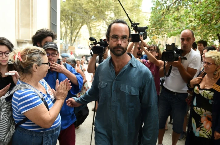 Le militant Cédric Herrou, devenu le symbole de l'aide aux migrants à la frontière franco-italienne, à l'extérieur du tribunal d'Aix-en-Provence le 8 août 2017