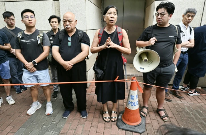 La militante pro-démocratie Chan Po-ying parle à la presse devant un tribunal de Hong Kong le 30 mai 2024