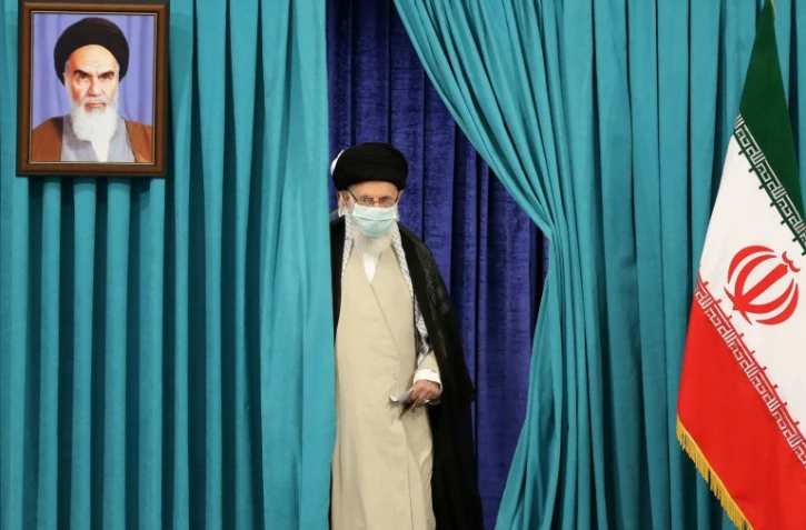 Le guide suprême d'Iran Ali Khamenei arrive au bureau de vote à Téhéran pour la présidentielle, le 18 juin 2021 