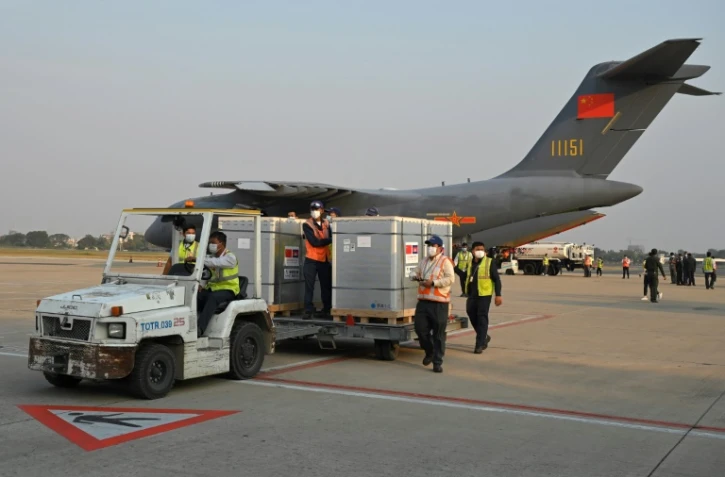 Livraison d'un chargement de vaccins anti-Covid-19 de la marque chinoise Sinopharm à l'aéroport de Phnom Penh, le 7 février 2021