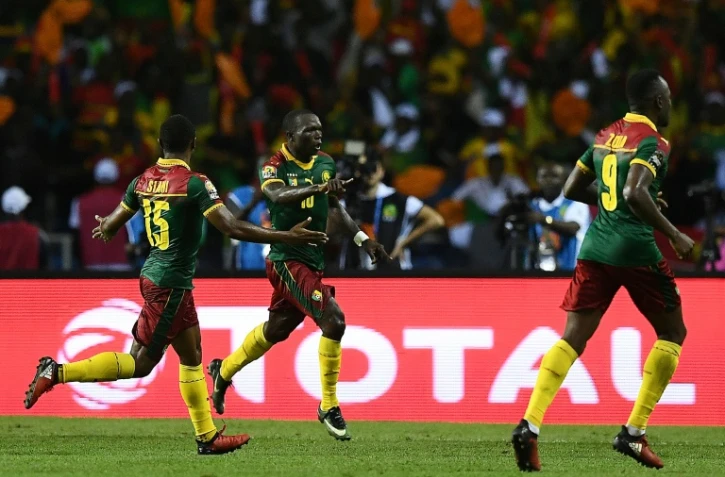 Vincent Aboubakar (c) fête son but pour le Cameroun contre l'Egypte en finale de la CAN, le 5 février 2017 à Libreville