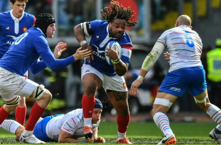 Le centre du XV de France Mathieu Bastareaud, balle en main, déborde le N.8 italien Sergio Parisse en Six Nations, le 16 mars 2019 à Rome