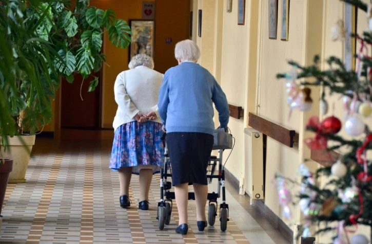 Deux femmes marchent dans un couloir de leur maison de retraite, le 24 décembre 2014 à Nantes