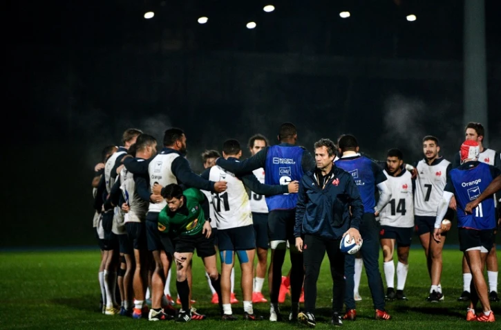 Le sélectionneur du XV de France Fabien Galthié et ses joueurs lors d'un entraînement, le 2 décembre 2020 à Marcoussis