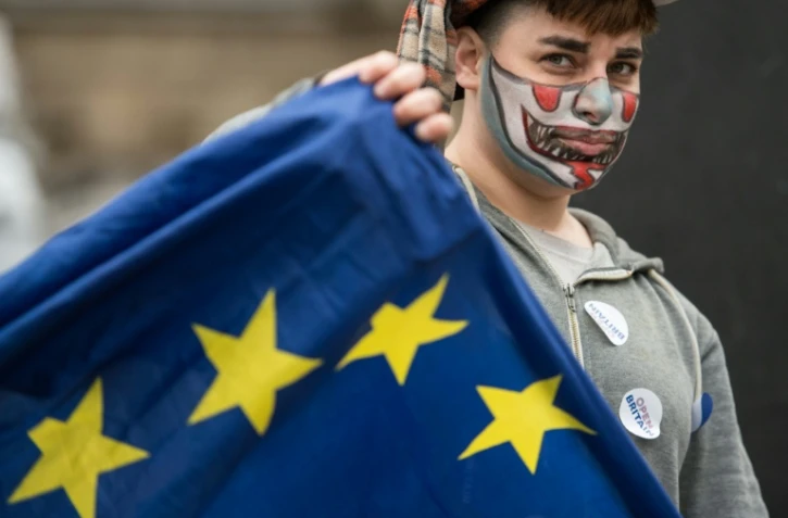 Un opposant au Brexit manifeste devant le Parlement britannique, le 29 mars 2017 à Londres, après le déclenchement de la procédure de sortie de l'UE